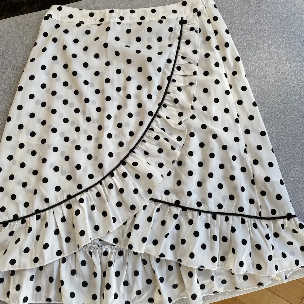 Fin kjol från nakd i strl 34⚡️använd ett fåtal gånger. Säljer då den blivit för liten. Frakt tillkommer!. Kjolar.