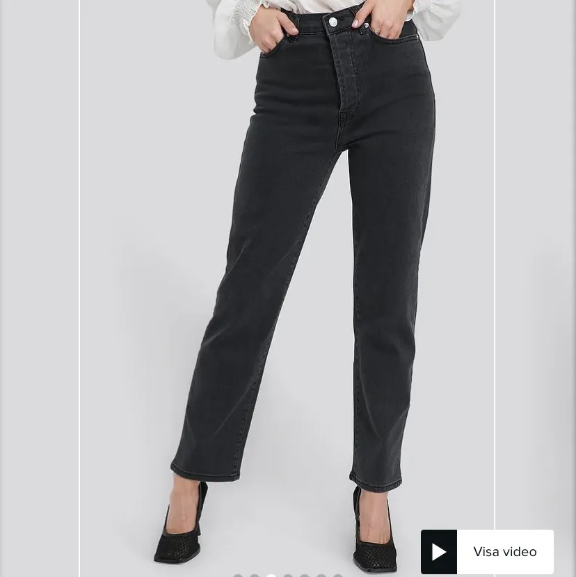 Svarta straight highwaisted jeans ifrån NAKD, VERKLIGEN jätte fina💗 original pris 549kr men jag säljer för 85kr+frakt💓 . Jeans & Byxor.