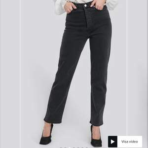 Svarta straight highwaisted jeans ifrån NAKD, VERKLIGEN jätte fina💗 original pris 549kr men jag säljer för 85kr+frakt💓 