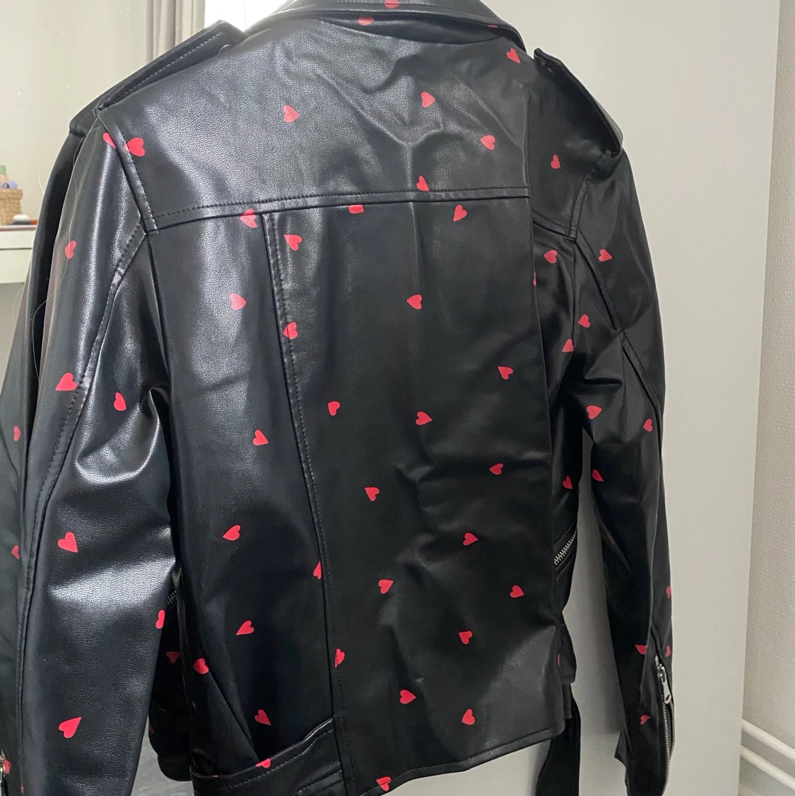 Skinnjacka med röda hjärtan  - 90