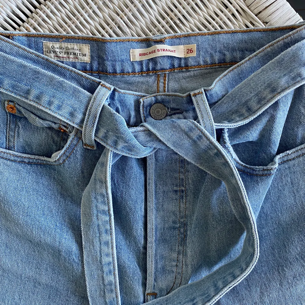 supersnygga levis jeans i toppskick! fick de i present förra året och då de tyvärr var försmå har de inte kommit till användning, alltså endast testade💗 köpta från jackie för 1300 kr, + frakt 66 kr tillkommer . Jeans & Byxor.