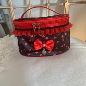 Söt liten sminkväska/vanity  - Jättesöt liten vanity/sminkväska. I använd skick därav priset, duglig att förvara sminkborstar eller nagellack i. Avhämtning i Solna. Skickas ej.