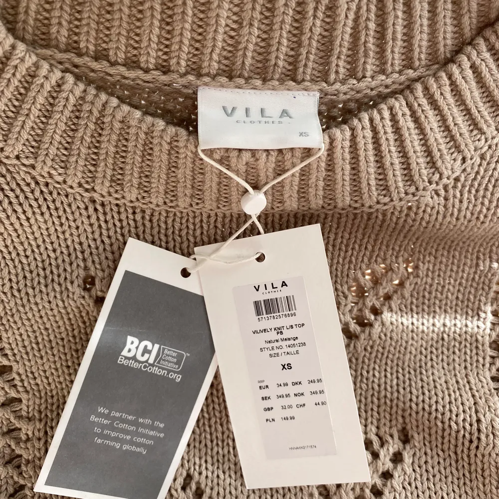 Säljer denna beige tröjan från Vila! Helt oanvänd med alla prislappar kvar. Så så fin topp men har för många likadana. Orginalpris 349kr. Tröjor & Koftor.