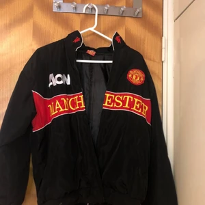 VINTAGE FOOTBALL JACKA - MAN UTD. I bra skick, tar bud💞