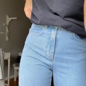 Blåa momjeans - Ett par fina blåa momjeans från nakd i strl 36 bara använda ett fåtal gånger✨💞 hör av dig om du har frågor 