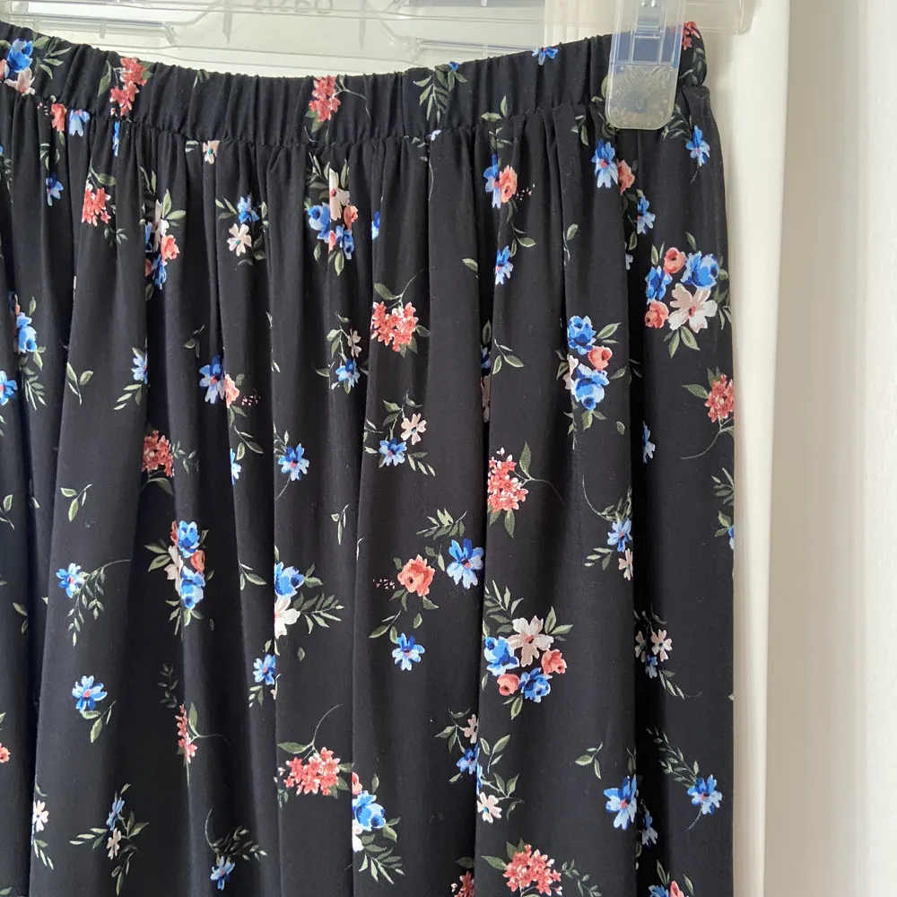 Midi-lång blommig kjol från New Look! Svalt tunt material och elastisk midja. Perfekt på sommaren! ALDRIG använd så i utmärkt skick! . Kjolar.