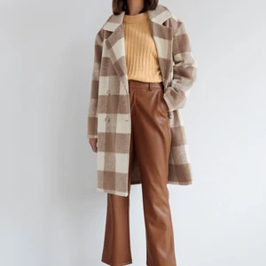 Rutig kappa  - Säljer denna superfina kappa från Gina Tricot. Nypris 899kr, säljer för 150 + frakt. Den är i använt material. Storlek M.💕💕✨✨✨ ( den är ganska varm, INTE fodrad men den håller värmen ganska bra )