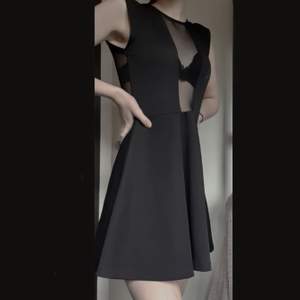 Kort svart klänning från Topshop, med genomskinlig rand där fram och genomskinlig rygg. Har lite vaddning i axlarna och en fin form! Köpare betalar frakt, betalning görs via Swish