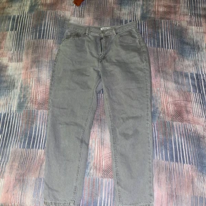 Jeans  - Jättefina jeans från pull & bear som tyvärr inte kommer till användning, endast använda en gång💓 finns ett litet hål vid ena bältesöglan, köpare står för frakt✨