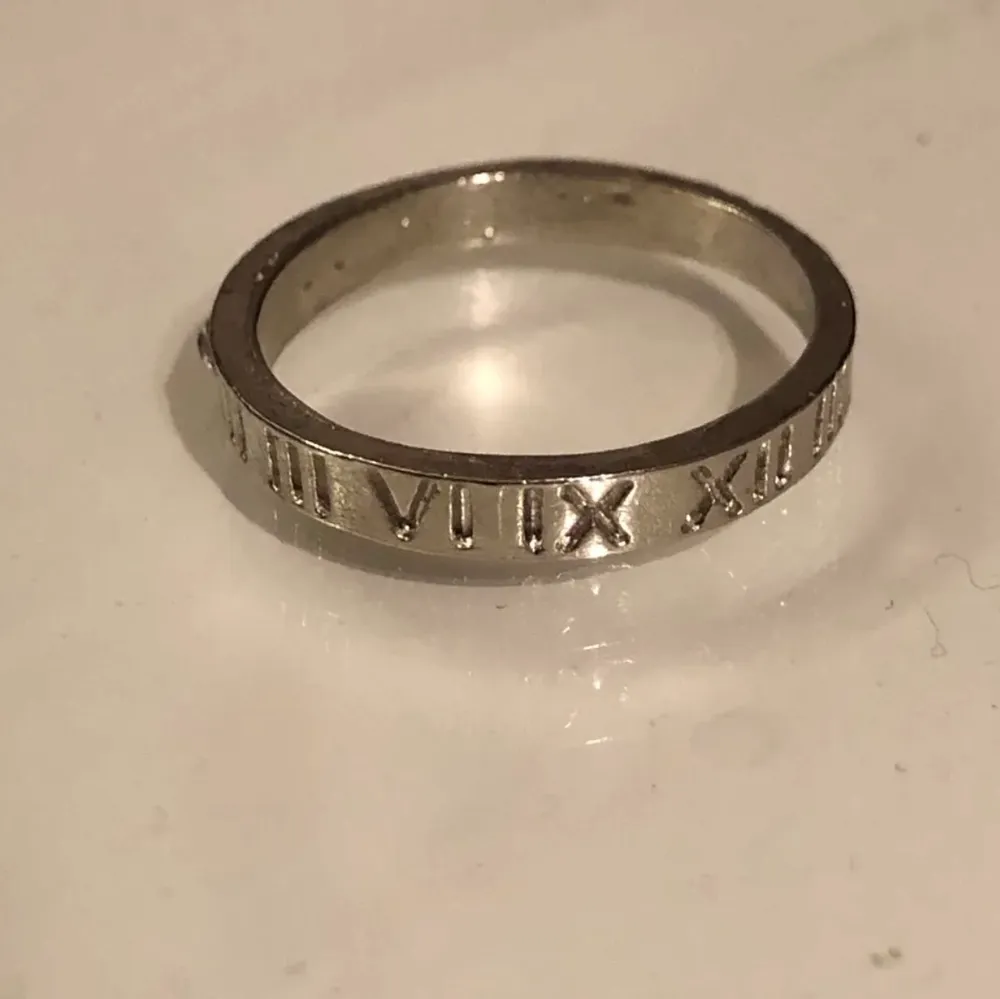 Cool ring med romerska siffror ingraverat, köpt för ca 50kr💞 Betalning via swish. Accessoarer.