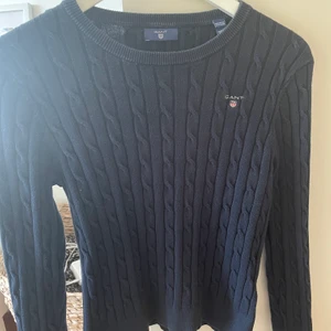 Gant tröja  - Marinblå kabel stickad gant tröja. Inga hål eller skador. Stl 158/164