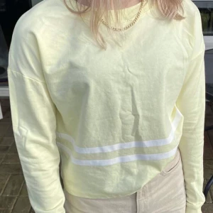 Hm tunn tröja gul - Gul tunn tröja från H&M med vita detaljer! Aldrig använd så väldigt fint skick! Storlek 158/164 men skulle säga att den är ganska stor, sitter bra på XS/S och hade passat M! Nypris 129kr, mitt pris 70kr inkl. frakt!