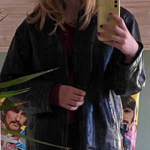 Skinnjacka  - En skinnjacka i bra skick, strl M men passar också mindre o större! Priset är förhandlingsbart och köparen står för frakt. 