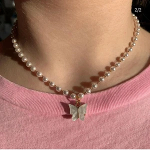 Pärlshalsband med fjäril - Pärlhalsband med en gullig fjäril🦋 55kr +frakt 1/1 i lager Finns olika färger på fjärilen! Skriv i dm om några intresse eller frågor!💗