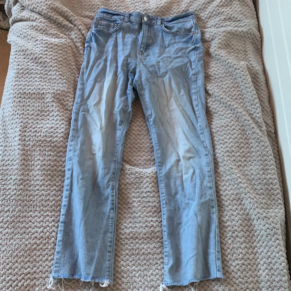 Ett par ljusa raka jeans med slitningar ner till, använda men tvättas innan postningen. Lager: 2st. Jeans & Byxor.