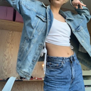 Baggy jeansjacka - Oversized baggy jeansjacka köpt på zara för några år sen. Sparsamt använd så bra skick. Kostade ca 500 men säljer för 130. Funkar nog på allt från xs-L beroende på hur man vill den ska sitta