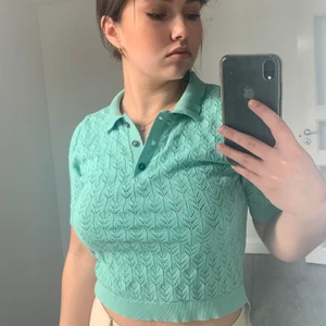 Stickad turkos kort tröja  - Säljer min turkos stickade tröja från Monki. Aldrig använd 