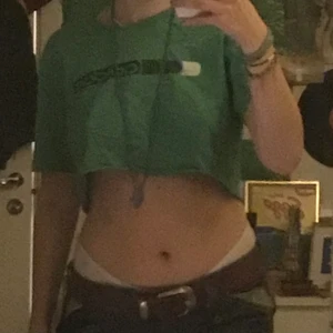 90s adidas croptop - så fin 90-tals grön adidascroptop som sitter lite oversized💗 tröjan är i jättefint skick💓 budgivning i kommentarerna& skriv privat om ni vill ha fler bilder på tröjan!🥰
