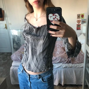 Svartvit blus💋 - Superfin blus från Randigarutan! Låg rygg och lite flareärm 💋
