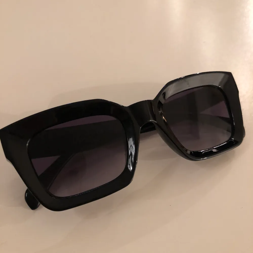 Solglasögon från Na-Kd. Använda ett fåtal gånger, säljs för 60kr. Övrigt.