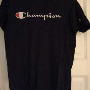Champion t-shirt med sytt tryck. Storlek S herrmodell. 