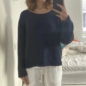 Stickad tröja  - Supersöt stickad tröja från acne. Jättefin blå färg och jättemjuk. (100% bomull)  💙 köparen står för eventuell frakt