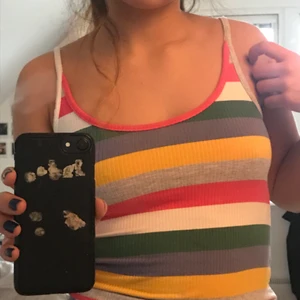 Färgglatt linne från Gina tricket - Gulligt linne som passar perfekt till sommarn. Inte använt det alls så mycket som jag önskar och det är därför jag säljer det:( storlek XS , men känns mer åt S. Linnet har inga som helst  skador.