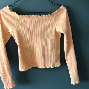 Off shoulder topp - Fint skick men använd. Det är en liten röd/rosa fläck men den syns knappt. Det står att det är strl m men jag upplever den mer som en s. Har swish