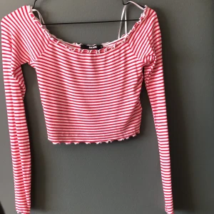 Off shoulder topp  - Fint skick, knappt använd. Har swish