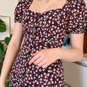 Jättesöt klänning  - Säljer en supersöt blommig klänning ifrån Zara, nyskick-använd endast ett fåtal gånger💕 Den sitter assnyggt på men säljer för att den inte används tillräckligt mycket :)