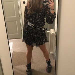 JÄTTE fin klänning - Så fin blommig klänning, perfekt till festligare tillfällen som till vardags med en hoodie eller stickad över (så det blir som en kjol)! 