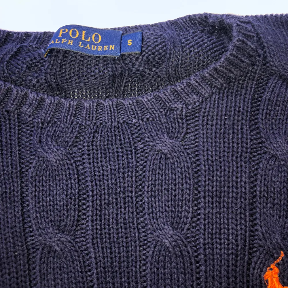  Ralph Lauren kabelstickad tröja i storlek S! Använd ett fåtal gånger. Säljer för 220 kr inklusive frakt kan även mötas upp i Linköping.. Stickat.