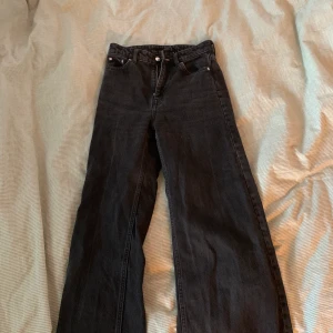 Svarta weekday jeans  - Fina weekday jeans i modellen row. Kommer inte längre till användning därför säljer jag. Storlek 26/34 men dem är uppsydda till en 32