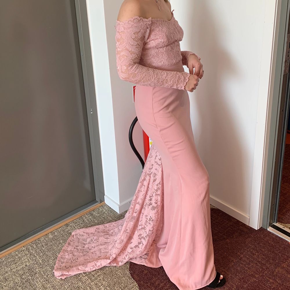 Rosa offshoulder långklänning med släp, i tjockt material alltså inte genomskinlig alls! Saknar lapp men uppskattar den till XSmall. Perfekt till bröllop, bal eller annan fin tillställning🌸 Endast använd 1 gång, fint skick. Säljer för 180kr inkl frakt✨. Klänningar.