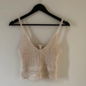 Virkat linne - Så snyggt virkat linne från Hm, säljer pga att det inte kommer till användning🤍(lånade bilder)