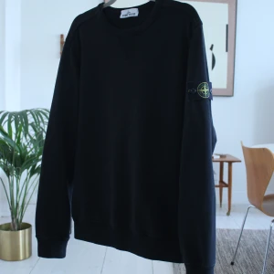 Stonr Island tröja -  Storlek: Large    Skick: 8/10    Köparen står för frakt