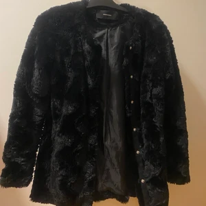 Pälsjacka från Veromoda - Säljer en svart fusk pälsjacka storlek S från veromoda! Den är i väldigt bra skick, förutom att lappen gått av lite, men ingenting som märks. Annars jättebra, inga hål osv. Knappt använd, jätteskön&perfekt nu till hösten. Säljer för 280kr inklusive frakt🌸