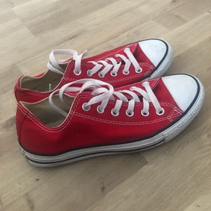 Röda Converse - Säljer dessa röda conversen i storlek 39. De är använda kanske två gånger och i väldigt bra skick🥰 om det är flera som är intresserade får ni buda i kommentarerna