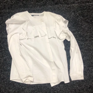 Vit skjorta strl L - Skjortan är suppperrr fin och skön jag haft den länge men aldrig använt den eftersom den är för stor för mig men ja älskar dig verkligen.