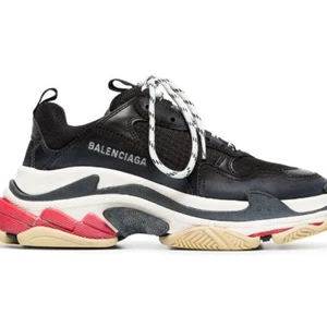 Äkta Balenciaga Triple S bred med inköp kvitto - Belenciaga Triple S bred i storlek 42(OS). Köpte i Lafayette Nice Masséna. Har kvitto. Bin 4200. Priset kan diskuteras men ingen lowballer.  