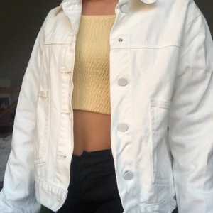 Vit jeansjacka - Vit jeansjacka från bikbok i fint skick förutom att en knapp saknas vilket syns på bilden! Stora fickor på framsidan och kortare modell. ✨ pris kan disskuteras!