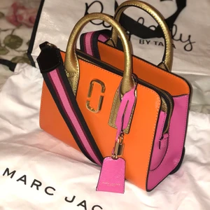 Marc Jacobs väska  - Väska från Marc Jacobs. Som ny, använd vid kanske 3 tillfällen. Kvittot finns kvar 