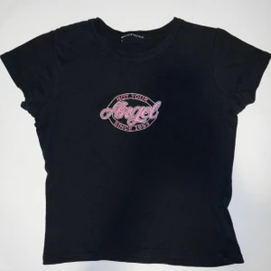 rare brandy melville not your angel top - rare deadatock slutsåld går ej att köpa längre ashlyn baby tee top stl.xs-s med print ”not your angel” ny/perfekt skick. så himla snygg och passar verkligen till allt! Tröjan köptes i usa och kostade drygt 500kr inkl frakt/import osv. buda gärna rimligt!