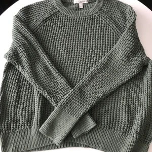 Tröja från Esprit! - Mysig stickad tröja från espri som passar till de mesta. Tröjan är i fint skick och från esprits Egan märke. Stl M obs! Stor i storlek