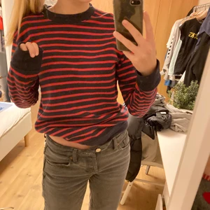 Randig tröja - Jättenajs röd och mörkblå randig tröja från hm