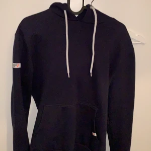 Superdry hoodie strl S - Säljer min mörkblå superdry hoodie strl S. Säljer då den inte kommer till användning. 200kr
