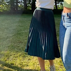 Lång pleatedkjol - Lång pleatedkjol i super cool grön färg. Endast använd 1-2 gånger och därför i bra skick! Kontakta mig för ytterligare bilder eller frågor