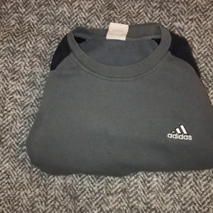  Sweetshirt -  Hej jag säljer denna grå coola tröja då den inte riktigt är min stil den är fortfarande ganska mjuk på insidan och har en väldigt fin passform köpt från Adidas 💞