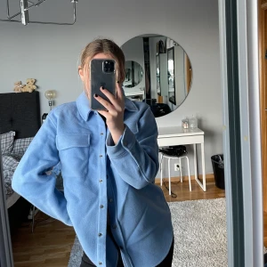 Blå vår jacka - Säljer min knappast använda fina våriga jacka från & other stories, flanell material. Säljer pga att den tyvär knappast riktigt har kommit till användning. Strl 34 men passar 36 också.