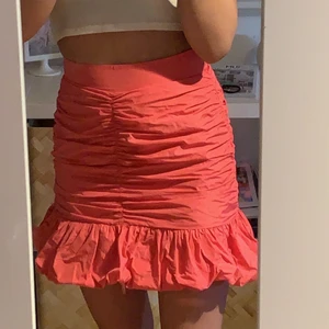 Rosa kjol - Såååå fin rosa kjol och skit snygg som framhäver rumpan! Tyvärr för lite för mig och säg till för fler bilder för den är mer rosa i verkligheten! Pris 100kr storlek xs